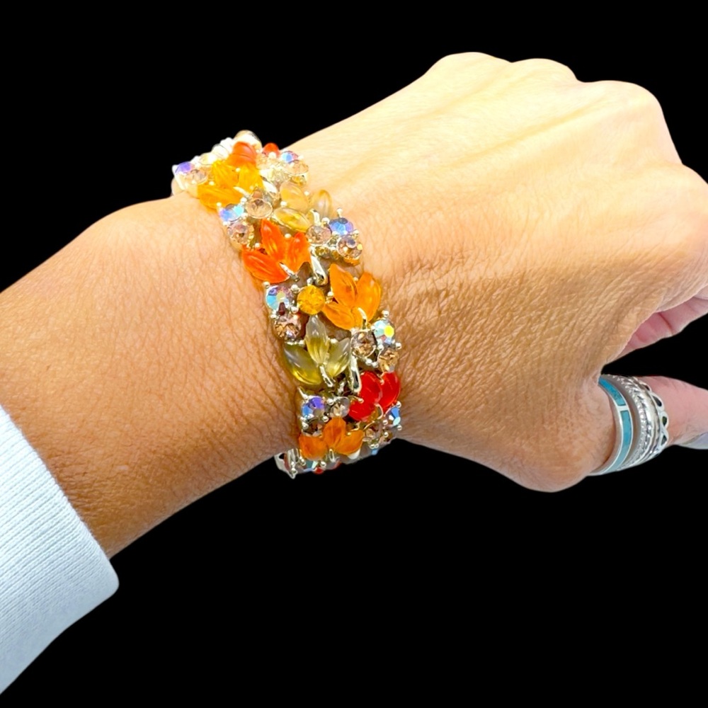 Vintage Hallmarked Lisner Fall Colored Acrylic Leaves & Rhinestone Bracelet - Picture 3 of 12